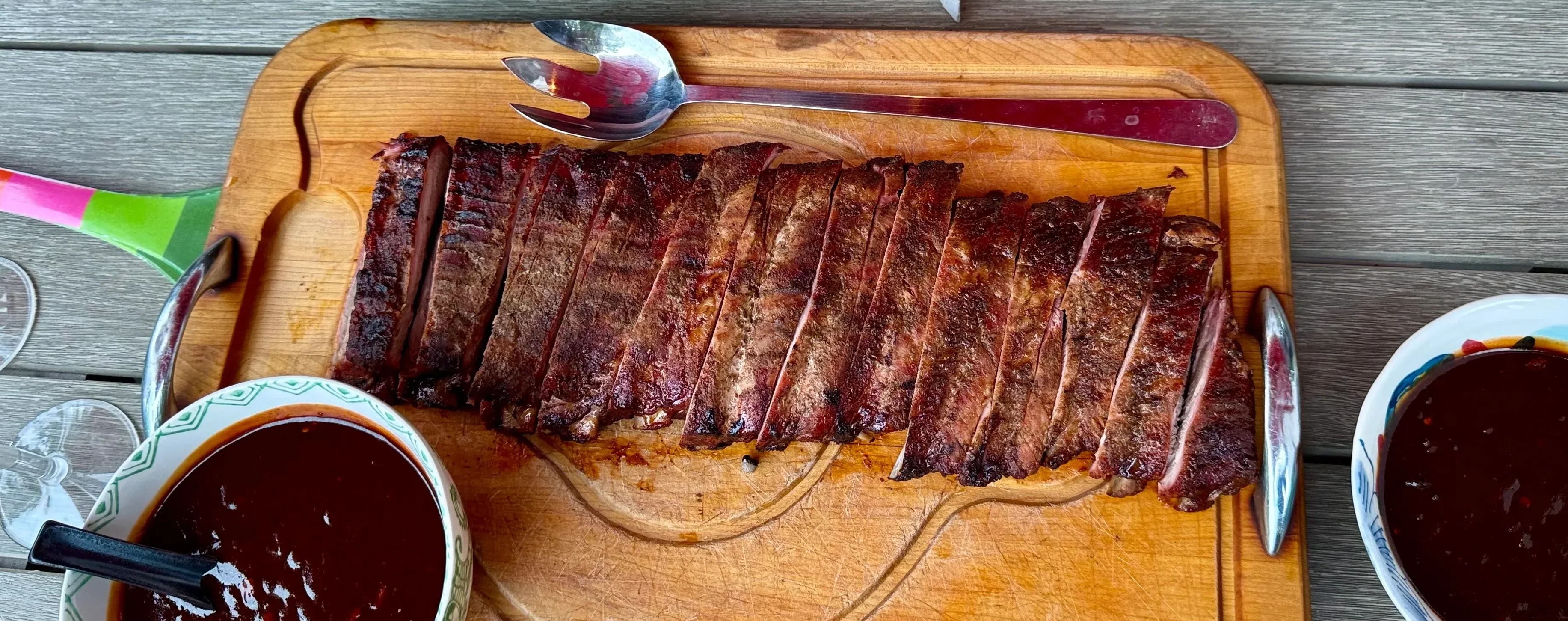 Barbecued ribs with Maple-Chile barbecue sauce