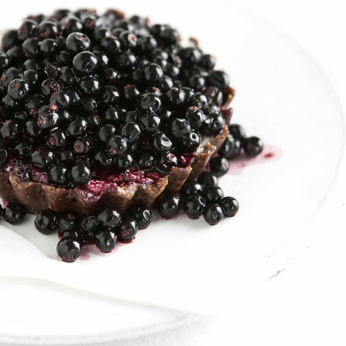 Close-up of a crowberry tart on a plate